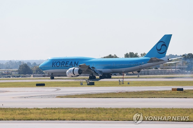 애틀랜타 공항 착륙하는 미국 구금 한국인 귀국편 대한항공 전세기