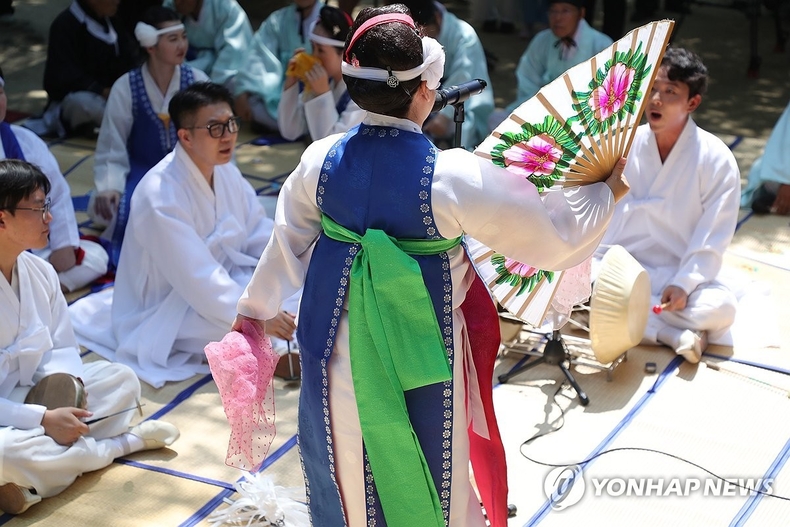 지난달 23일 강원 평창군 대관령면 횡계리 대관령산신당·대관령국사성황사에서 강릉단오제보존회가 기우제(祈雨祭)를 봉행하고 있다.