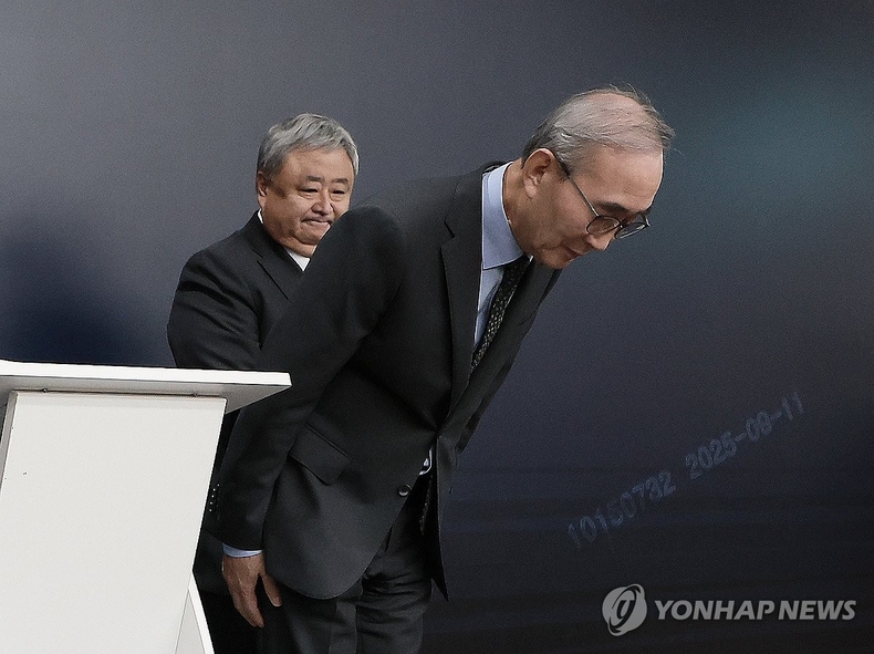 소액결제 피해 관련 고개 숙인 KT