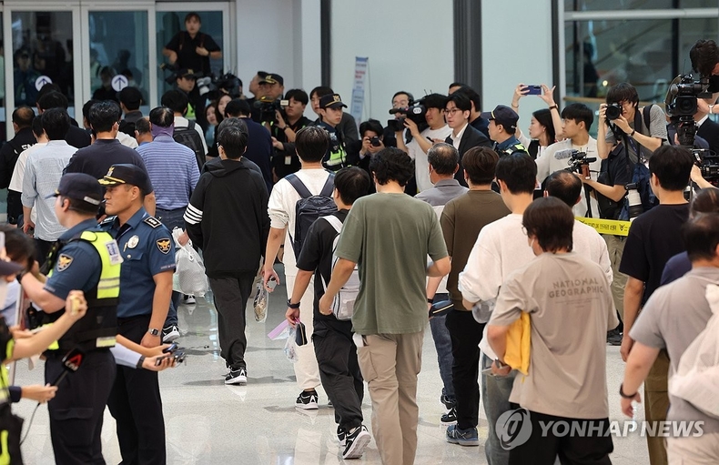 미국 이민당국에 의해 조지아주에 구금됐던 한국인 근로자들이 12일 영종도 인천국제공항 제2여객터미널 입국장을 나서고 있다.