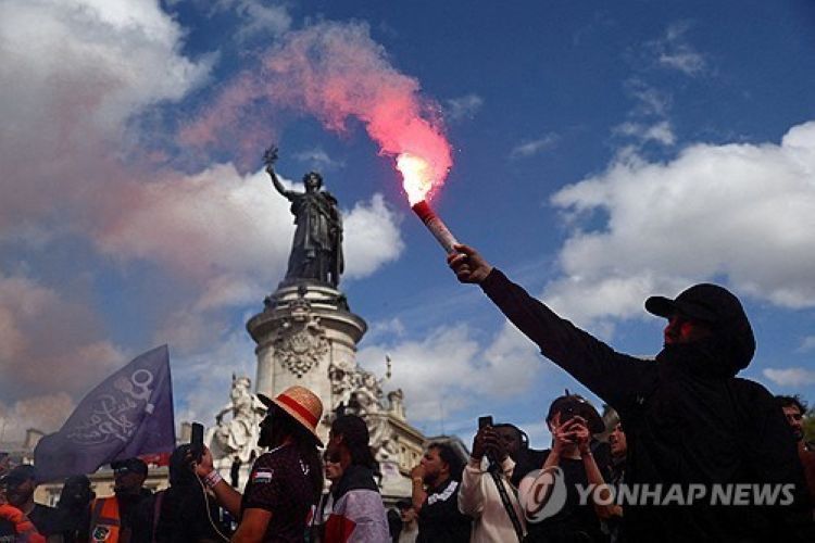 지난 10일(현지시간) 파리 레퓌블리크 광장의 시위 모습