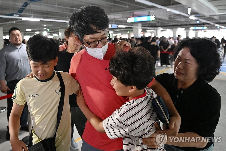 미국 이민당국에 의해 조지아주에 구금됐던 한국인 근로자가 12일 인천국제공항 제2여객터미널을 통해 귀국한 뒤 주차장에서 가족과 만나고 있다.