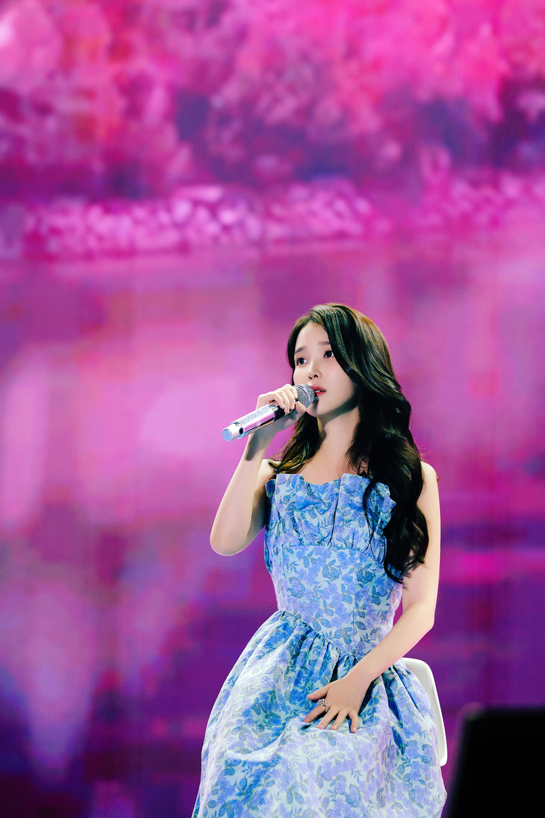 아이유(IU) 데뷔 17주년 기념 팬밋업 ‘바이, 썸머’ 개최/사진=EDAM엔터테인먼트
