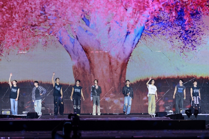 세븐틴 월드투어 ‘NEW_’ 무대 모습/사진=플레디스 엔터테인먼트