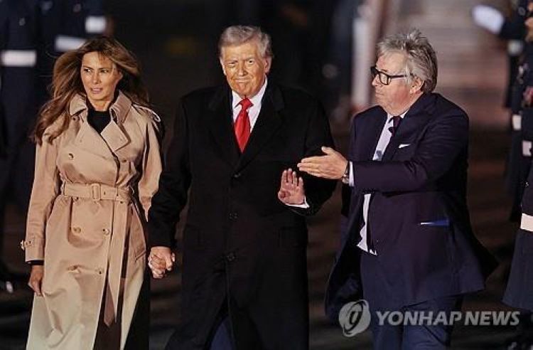 트럼프 대통령 부부와 영국 왕 개인 시종 헨리 후드 자작