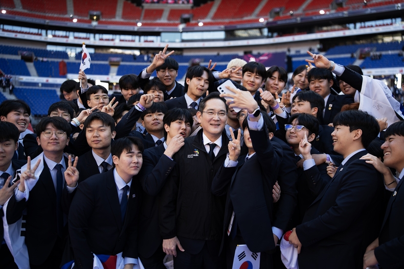 이재용 삼성전자 회장이 지난해 프랑스 리옹에서 열린 국제기능올림픽 폐회식에 참석, 국가대표 선수단과 기념촬을 하고 있다.(사진=삼성전자)