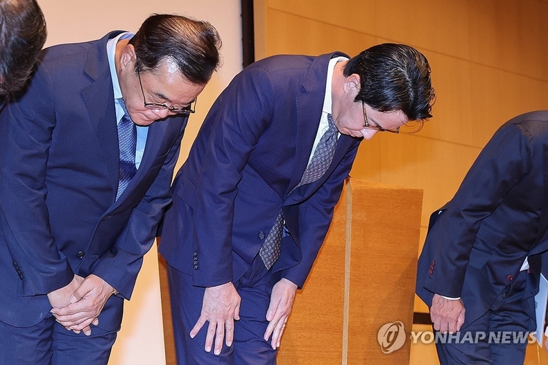 조좌진 대표 등 롯데카드 경영진이 고격 정보 유출과 관련 사과를 하고 있따.