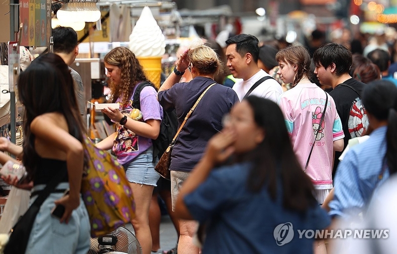 서울 명동을 찾은 외국인들