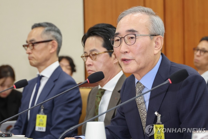 답변하는 김영섭 KT 대표이사