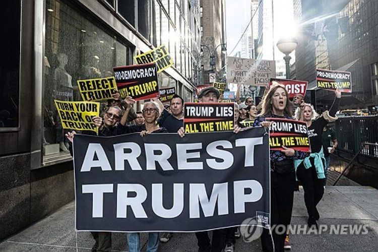 도널드 트럼프 대통령 체포를 주장하는 미국 뉴욕의 시위대