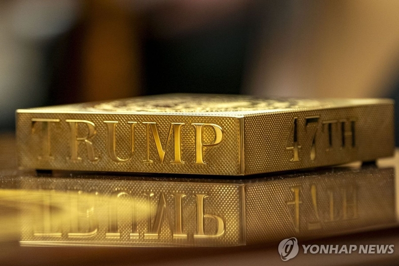 도널드 트럼프 대통령의 이름이 새겨진 황금 컵 받침