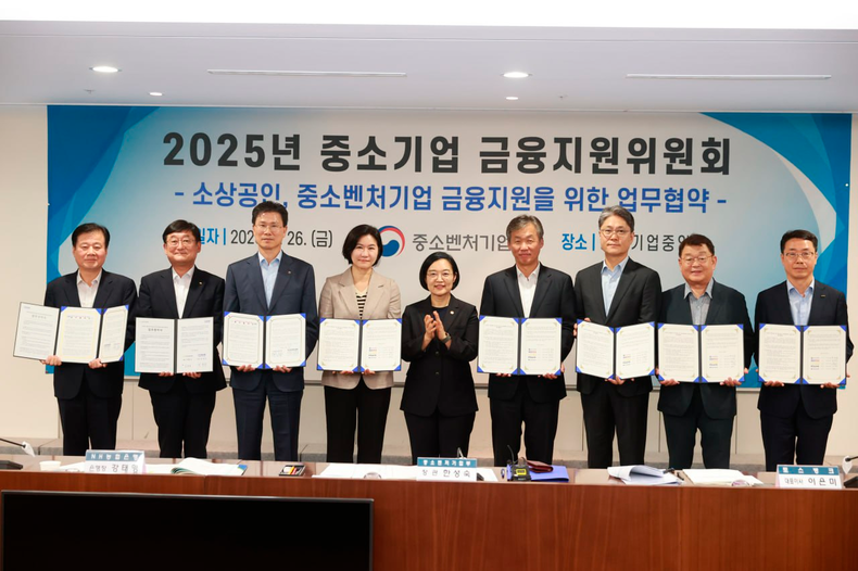지난 26일 서울 영등포구 중소기업중앙회에서 열린 협약식에서 한성숙 중소벤처기업부 장관(왼쪽 5번째), 강석진 중소벤처기업진흥공단 이사장(왼쪽 1번째), 송용훈 KB국민은행 기업고객그룹 부행장(왼쪽 2번째)이 업무협약식 후 기념촬영을 하고 있다.(사진=중소벤처기업부)