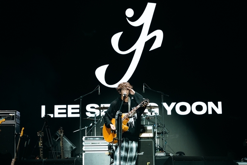 이승윤 '2025 부산국제록페스티벌' 무대 모습/사진=마름모