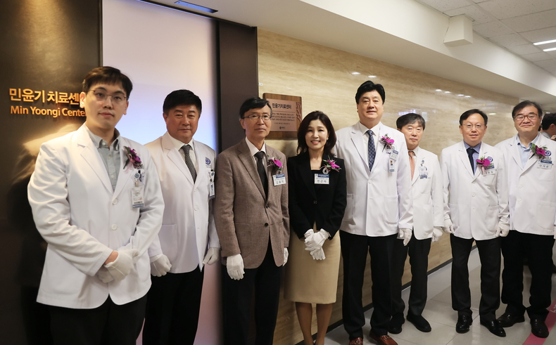 민윤기치료센터 개소식 모습. 왼쪽부터 이정한 민윤기치료센터 부소장, 안형준 치과대학병원장, 김용직 한국자폐인사랑협회장, 천근아 민윤기치료센터 소장, 금기창 연세의료원장, 이강영 세브란스병원장, 강훈철 세브란스 어린이병원 원장, 안석균 연세의대 정신과학교실 주임교수 