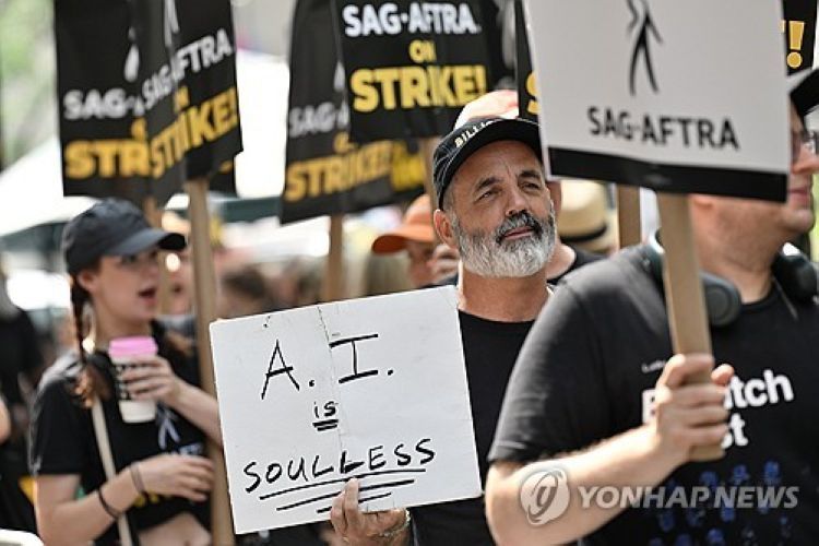 AI 기술 활용 규칙 확립을 요구하는 2023년 SAG-AFTRA 파업참가자들의 모습.