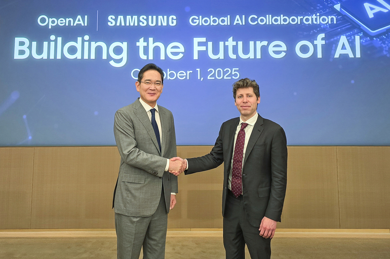 이재용 삼성전자 회장이 1일 샘 올트먼 OpenAI 대표와 '글로벌 AI 핵심 인프라 구축을 위한 상호 협력 LOI(의향서) 체결식' 후 악수를 하고 있다.(사진=삼성전자)