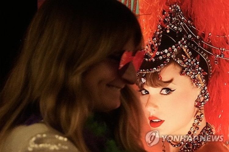 미 샌프란시스코에서 테일러 스위프트 새 앨범 발매 기념 상영회 참석한 팬