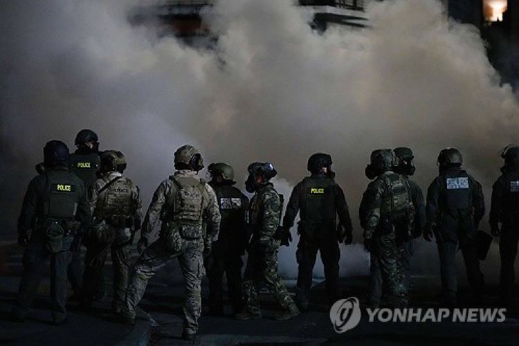 4일 미 오리건주 포틀랜드의 이민단속 반대 시위 진압 현장