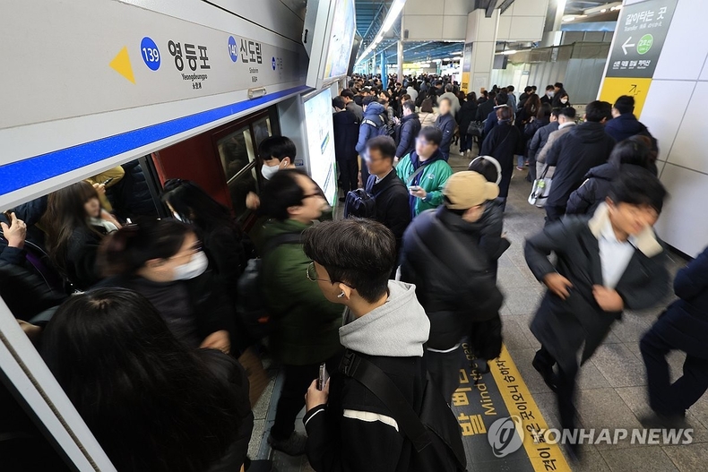 서울 지하철 이용하는 승객들