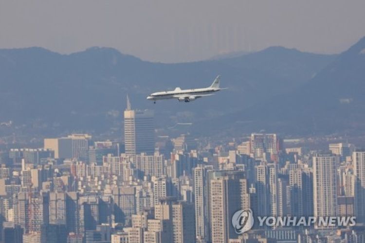 '아시아 대기질 공동 조사' 일환으로 작년 2월 26일 대기질 측정 장비가 설치된 미 항공우주국(NASA)의 연구용 DC-8 항공기가 서울 도심 위를 지나고 있다.