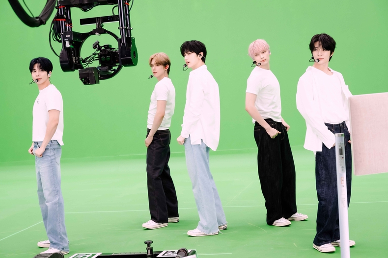 ‘투모로우바이투게더 VR 콘서트 : 하트어택’ 비하이드컷/사진=어메이즈(AMAZE)