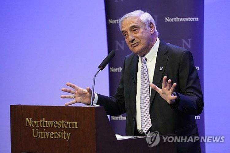 노벨경제상 선정 소감 회견 중인 모키어 교수
