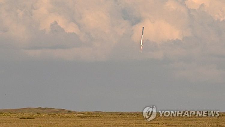 13일 발사 후 다시 하강하는 스타십 로켓 부스터 '슈퍼헤비'