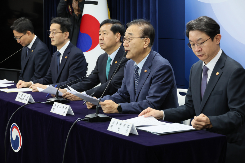 <strong>정부, 주택시장 안정화 대책 발표. </strong>왼쪽부터 임광현 국세정창, 윤창렬 국무조정실장, 구윤철 부총리 겸 기획재정부 장관, 김윤덕 국토교통부 장관, 이억원 금융위원장(사진=연합뉴스)