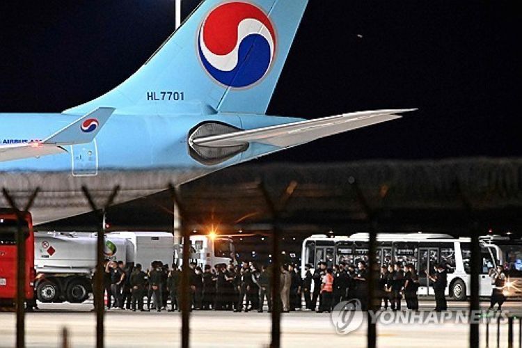 캄보디아서 전세기 탑승하는 구금 한국인들