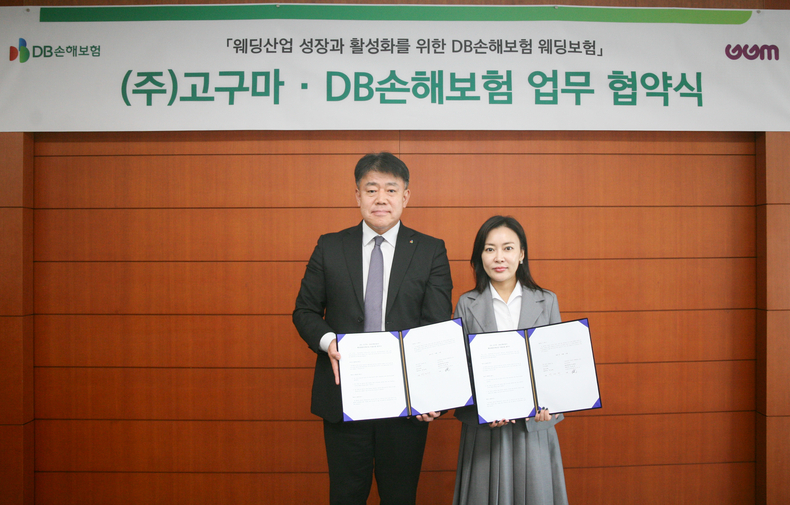 최혁승 DB손해보험 부문장(왼쪽)과 박경애 (주)고구마 대표가 업무협약식 후 기념촬영을 하고 있다.(사진=DB손해보험)