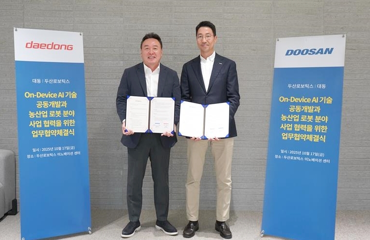 김민표 두산로보틱스 대표(오른쪽)와 원유현 대동 부회장이 업무협약식 후 기념촬영하고 있다.(사진=두산로보틱스)