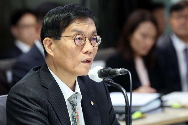 국정감사에서 의원 질의에 답하는 이창용 한은 총재(사진=연합뉴스)