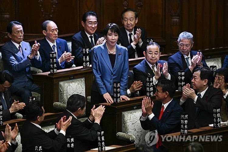 박수받는 다카이치 일본 총리
