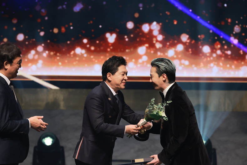 지드래곤, ‘대한민국 대중문화 예술상’서 옥관 문화훈장 수훈/사진=갤럭시코퍼레이션