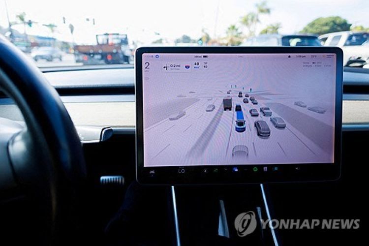 FSD로 주행 중인 테슬라 모델3 차량
