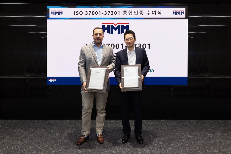 최원혁 HMM 대표(오른쪽)와 포티스 캄푸리스 LRQA 아시아·태평양 총괄부사장이 부패방지·규범준수 경영시스템 통합인증식 후 기념사진을 촬영하고 있다.(사진=HMM)