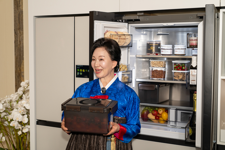 이하연 명인이 '라 리스트(La Liste) 2026' 시상식에 마련된 삼성전자 AI 가전 전시에서 '비스포크 AI 김치플러스 키친핏 맥스'의 기능을 시연하고 있다.(사진=삼성전자)
