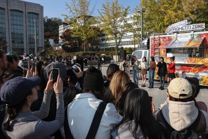 르세라핌 'STRESS FREE SPAGHETTI ZONE' 이벤트 모습/사진=쏘스뮤직