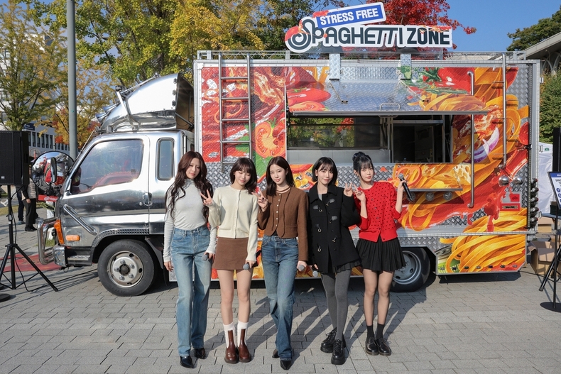 르세라핌 'STRESS FREE SPAGHETTI ZONE' 이벤트 모습/사진=쏘스뮤직