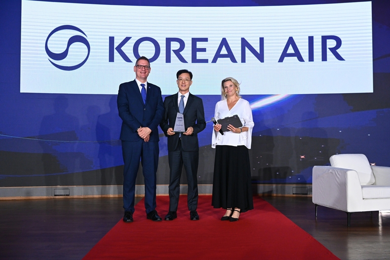 30일(현지시간) 싱가포르에서 열린 ‘2025 CAPA 항공사 리더 서밋 아시아(Airline Leader Summit Asia)’ 행사에서 김태준 대한항공 국제업무실장(가운데)이 관계자들과 기념촬영을 하고 있다.(사진=대한항공)
