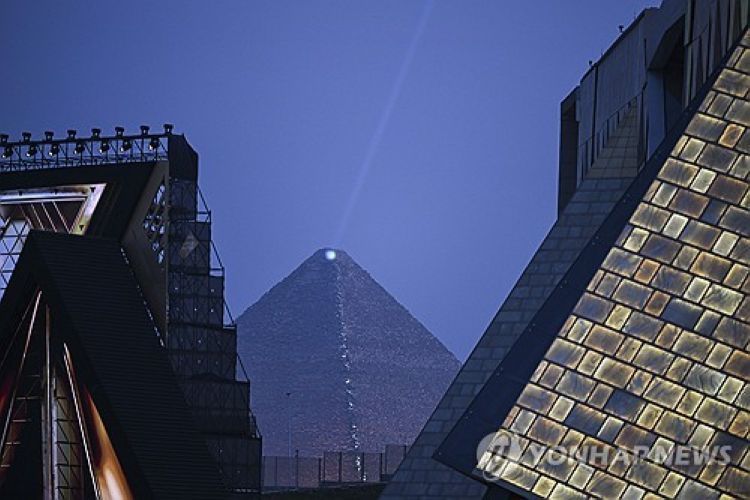 1일(현지시간) 이집트대박물관 건물 사이로 기자 대(大)피라미드가 보인다.