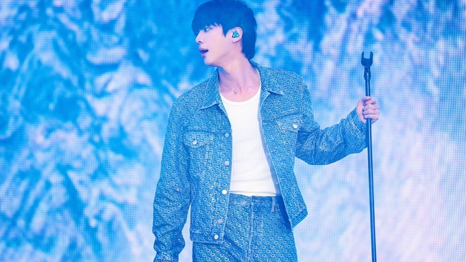BTS 진, 팬콘서트 투어 스타트…“언제나 아미 곁을 지킬 것”