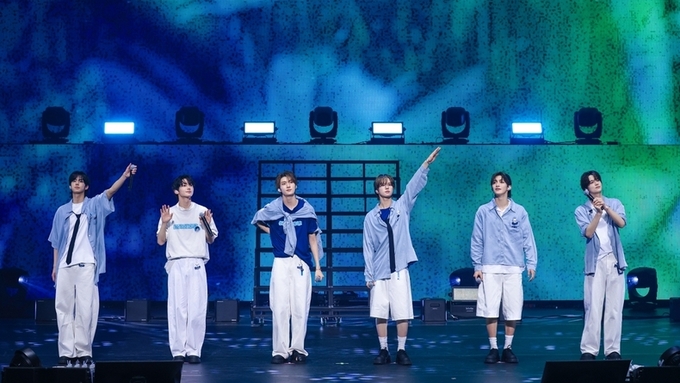 투어스, 日 첫 투어 닻 올렸다…“42가 기다렸던 무대로 채워”