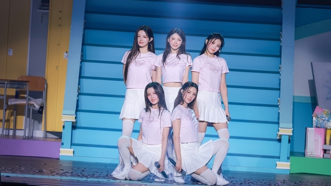 아일릿, 첫 日 팬콘서트 개최...2만 관객 떼창·함성 터졌다