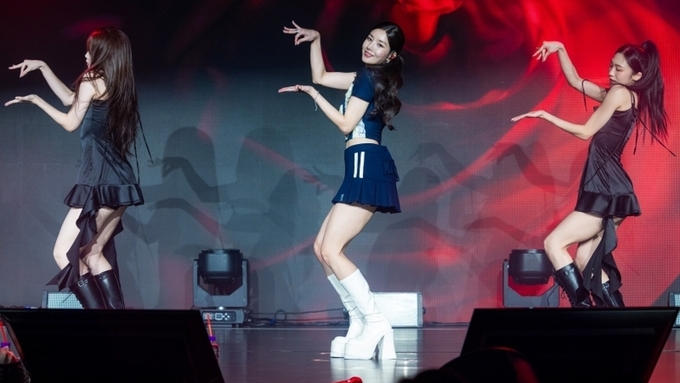 권은비, 마카오 첫 콘서트 성료...워터밤 재현→아이즈원 메들리