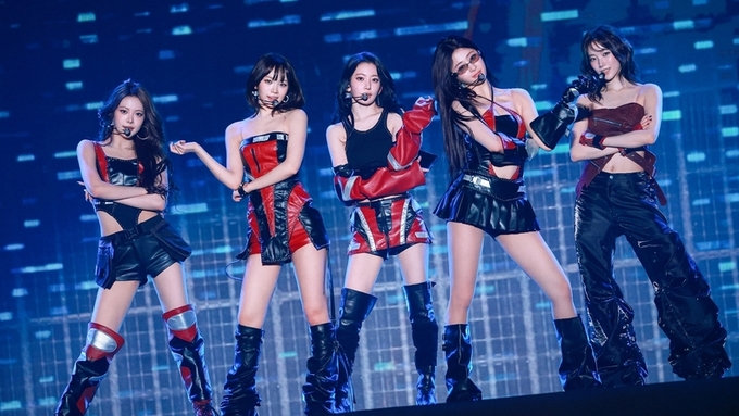 르세라핌, 8만 관객과 함께한 도쿄돔 공연...200분 동안 무대 선사