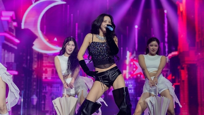 솔라, 아시아 투어 싱가포르 공연 성료...'파워풀↔따뜻' 매력 발산