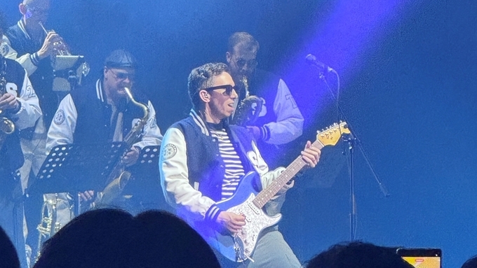 ‘그래미 노미네이트’ 코리웡, 내한공연서 고교 점퍼 착용…SNS '화제'