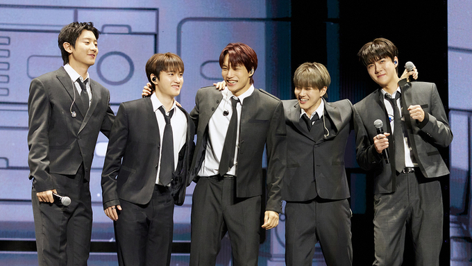 엑소, 컴백 예열 팬미팅 개최...“엑소엘 끊임없이 찾아가겠다”