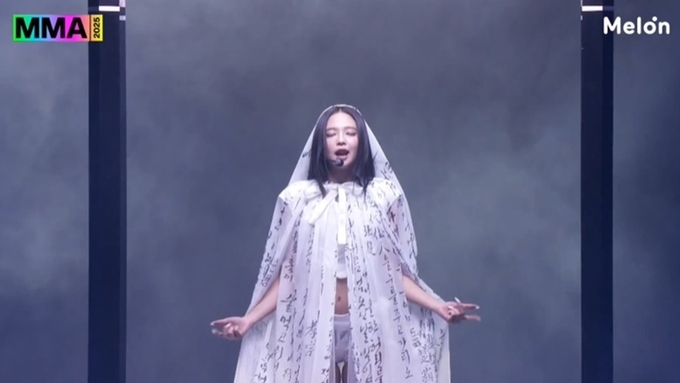 제니, ‘MMA2025’서 한국적 요소 담은 차원 다른 퍼포먼스 선사